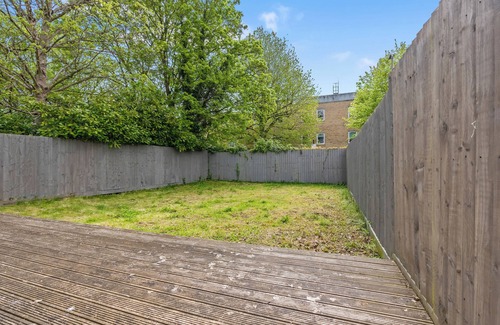 Oxford House | Modern 3BR Bungalow | Sleeps 6+ | Parking | Garden | Near JR Hospital
