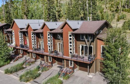 Rendezvous House | Modern 3br Cabin W Balcony & Bbq