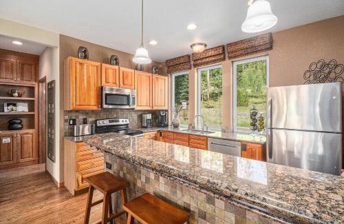 Rendezvous House | Modern 3br Cabin W Balcony & Bbq