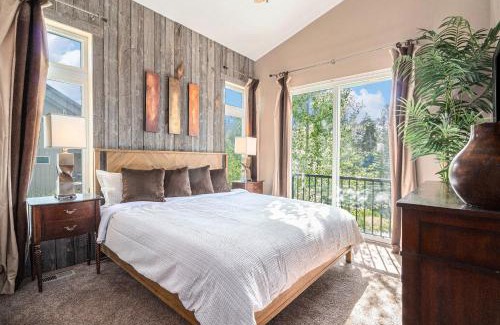 Rendezvous House | Modern 3br Cabin W Balcony & Bbq