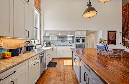 Downtown Knoxville Condo | Modern 3BR Condo Walk to Downtown & UT + Parking