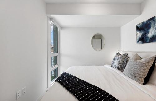 Mount Pleasant Apartment | Modern 3BR Condo with Rooftop, Gym and Parking near Skytrain