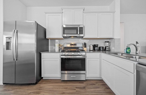 Hutto House | Modern 3BR Cottage｜Private Yard｜Mainfloor Bedroom｜30+ Day Stay in Hutto #42147