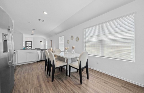 Hutto House | Modern 3BR Cottage｜Private Yard｜Mainfloor Bedroom｜30+ Day Stay in Hutto #42147