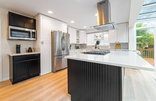 Elmhurst House | Modern 3BR Family Retreat , Close to O’Hare & Downtown. Pet-Friendly!