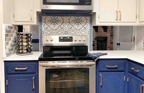 Decatur House | Modern 3BR Family Retreat Pool Table Fire Pit Pets Welcome
