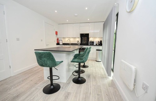 Manchester Apartment | Modern 3BR/2BA w/Free Parking | Manchester M4