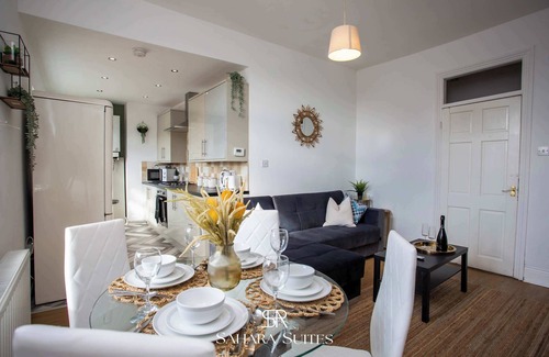 Heaton House | Modern 3BR Home Jesmond | Walk to City & Quayside