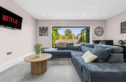 Curdworth House | Modern 3BR Home in 24 Breeden Dr Near M6, NEC & Airport Hot Tub, Netflix, Free Parking