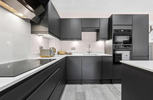Curdworth House | Modern 3BR Home in 24 Breeden Dr Near M6, NEC & Airport Hot Tub, Netflix, Free Parking