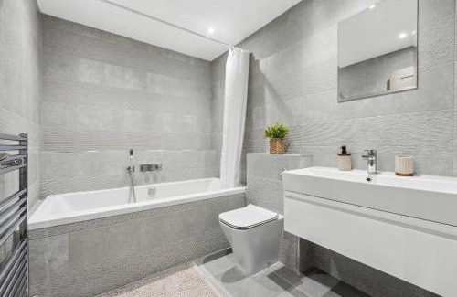 Curdworth House | Modern 3BR Home in 24 Breeden Dr Near M6, NEC & Airport Hot Tub, Netflix, Free Parking
