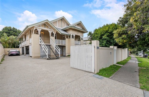 Coorparoo House | Modern 3BR Home in Coorparoo | Family-Friendly & Near Brisbane City