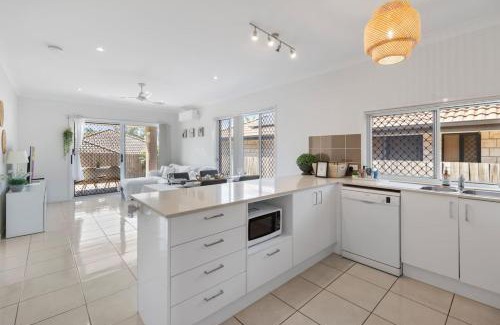 Deebing Heights House | Modern 3BR Home in Peaceful Deebing Heights