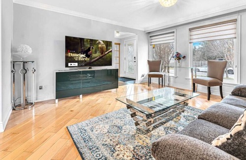 Erin Mills House | Modern 3BR Home w KING bed WFH setup and Parking