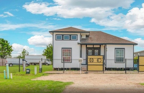 Cleveland House | Modern 3BR Home, Yard, Pet Friendly, BBQ Grill & Free Parking