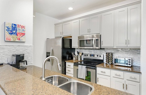 Jonestown Condo | Modern 3BR Lakeview Villa @ The Hollows Resort