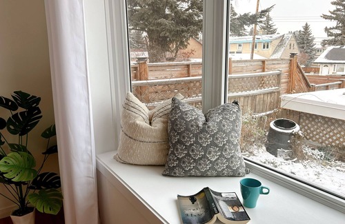Northwest Calgary House | Modern 3BR Near Airport & DT