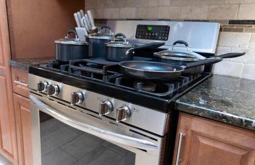 Kearny Apartment | Modern 3BR Near EWR 10 Min to Newark 25 to NYC