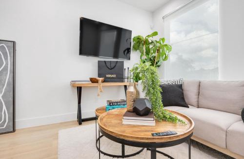 Northside House | Modern 3BR Near Minute Maid Ensuite & Balcony