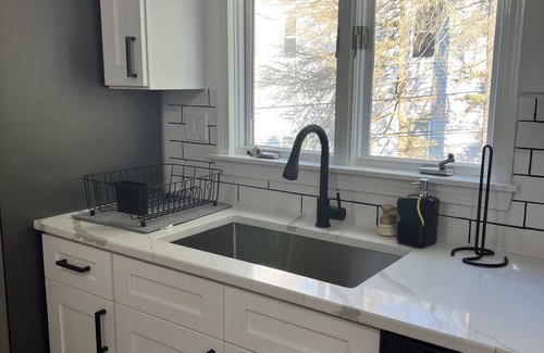 Springfield House | Modern 3BR PET FRIENDLY near Six Flags, Big E and major Hospitals