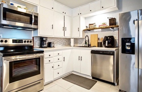 Central Oklahoma City Apartment | Modern 3BR Retreat | $2000 monthly | Full Kitchen + Laundry #C1