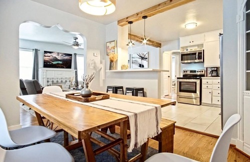 Central Oklahoma City Apartment | Modern 3BR Retreat | $2000 monthly | Full Kitchen + Laundry #C1