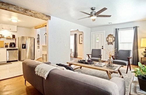 Central Oklahoma City Apartment | Modern 3BR Retreat | $2000 monthly | Full Kitchen + Laundry #C1