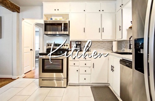 Central Oklahoma City Apartment | Modern 3BR Retreat | $2000 monthly | Full Kitchen + Laundry #C1