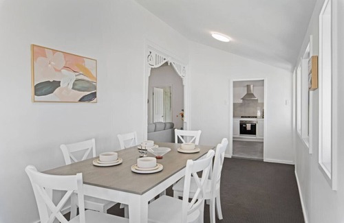 Herston House | Modern 3BR Retreat | 2 Baths| Near RBWH & Brisbane