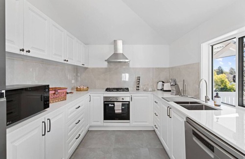 Herston House | Modern 3BR Retreat | 2 Baths| Near RBWH & Brisbane