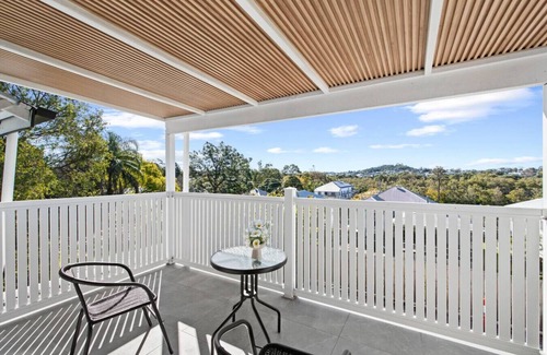 Herston House | Modern 3BR Retreat | 2 Baths| Near RBWH & Brisbane