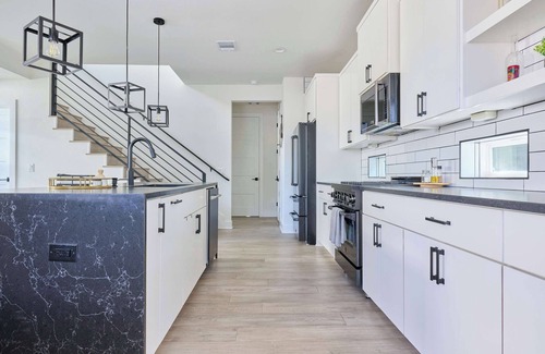 South Manchaca House | Modern 3BR Retreat | Mins from Airport | DT | BBQ