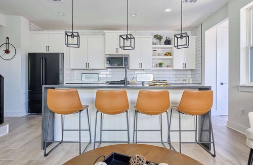 South Manchaca House | Modern 3BR Retreat | Mins from Airport | DT | BBQ