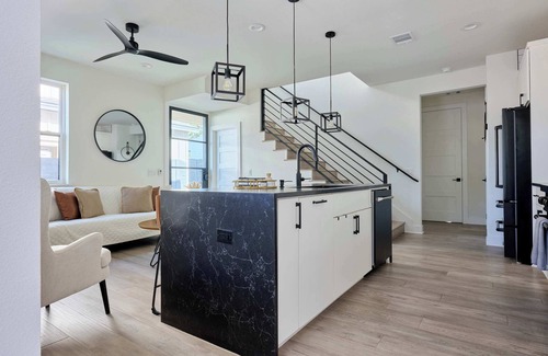 South Manchaca House | Modern 3BR Retreat | Mins from Airport | DT | BBQ