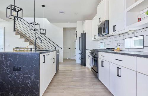 South Manchaca House | Modern 3BR Retreat - Near Airport - DT - BBQ