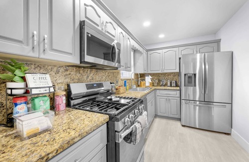 Hollywood House | Modern 3BR Retreat, Private Pool, 15 Min to Beach