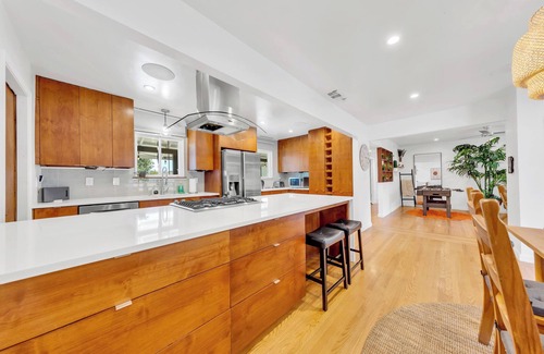 Southwestern Sacramento House | Modern 3BR Retreat – Sleeps 7, Foosball, Huge Backyard, 5 Mins to Downtown!