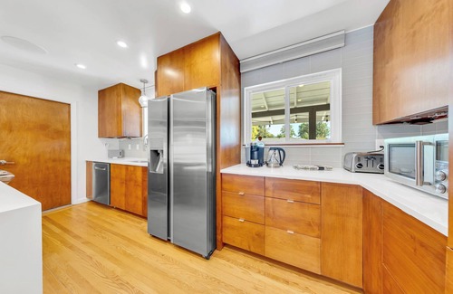 Southwestern Sacramento House | Modern 3BR Retreat – Sleeps 7, Foosball, Huge Backyard, 5 Mins to Downtown!