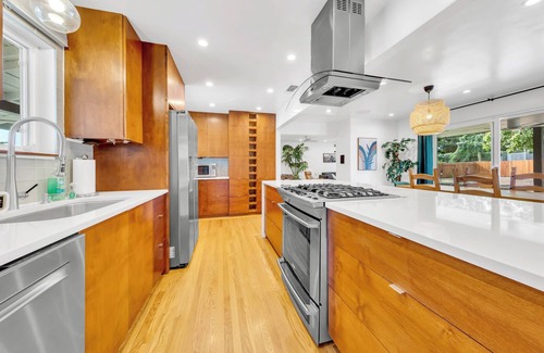 Southwestern Sacramento House | Modern 3BR Retreat – Sleeps 7, Foosball, Huge Backyard, 5 Mins to Downtown!