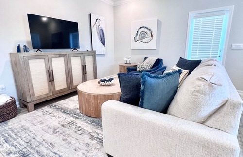 Orange Beach Condo | Modern 3BR Retreat 5 minutes to the beach, 3 minutes to the Wharf