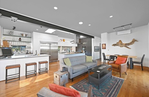 North Beacon Hill House | Modern 3BR Retreat w/Rooftop Hot Tub, Firepit & City Views