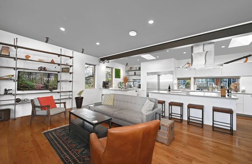 North Beacon Hill House | Modern 3BR Retreat w/Rooftop Hot Tub, Firepit & City Views