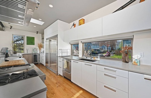 North Beacon Hill House | Modern 3BR Retreat w/Rooftop Hot Tub, Firepit & City Views