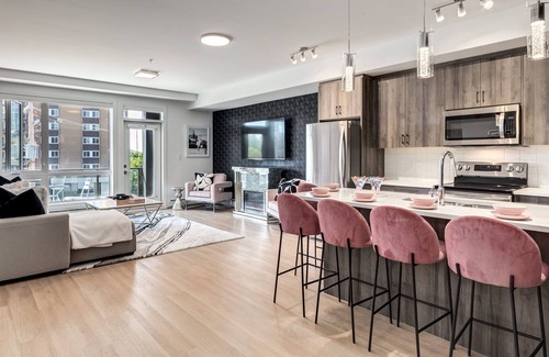 East Village Apartment | Modern 3BR unit in the heart of Calgaryn