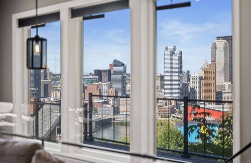 Mount Washington House | Modern 3BR with Breathtaking Skyline Views