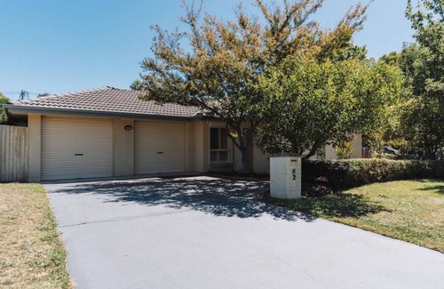 Lyons House | Modern 3BR with Courtyard in Lyons