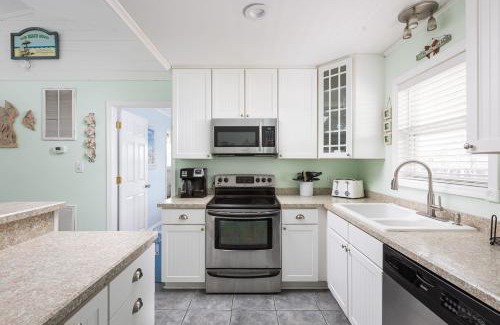 Kitty Hawk House | Modern 3rd Row Cottage Hot Tub and Pet Friendly