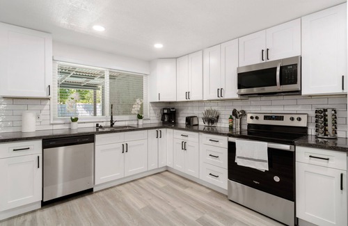 Citrus Heights House | MODERN 4 BED 2 BATH GIGANTIC LUX HOME W/POOL
