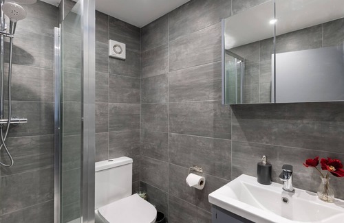 Cathedrals Apartment | Modern 4 Bed Apartment next to Borough Station