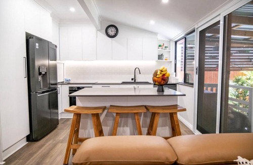 Woody Point Apartment | Modern 4-Bed Beachfront Woody Point Retreat